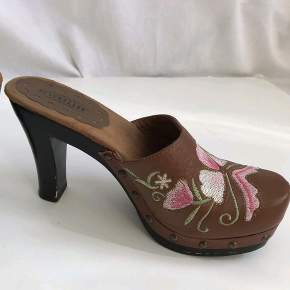 Stylish Brown Leather Clogs with Pink Floral Design - Picture 9 of 12